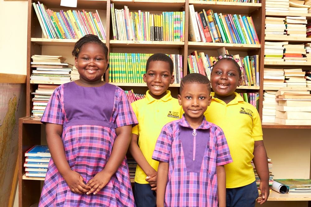 Élèves du collège consultant des ouvrages à la bibliothèque